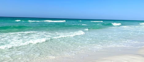 Nær stranden, strandhåndklær og strandbar