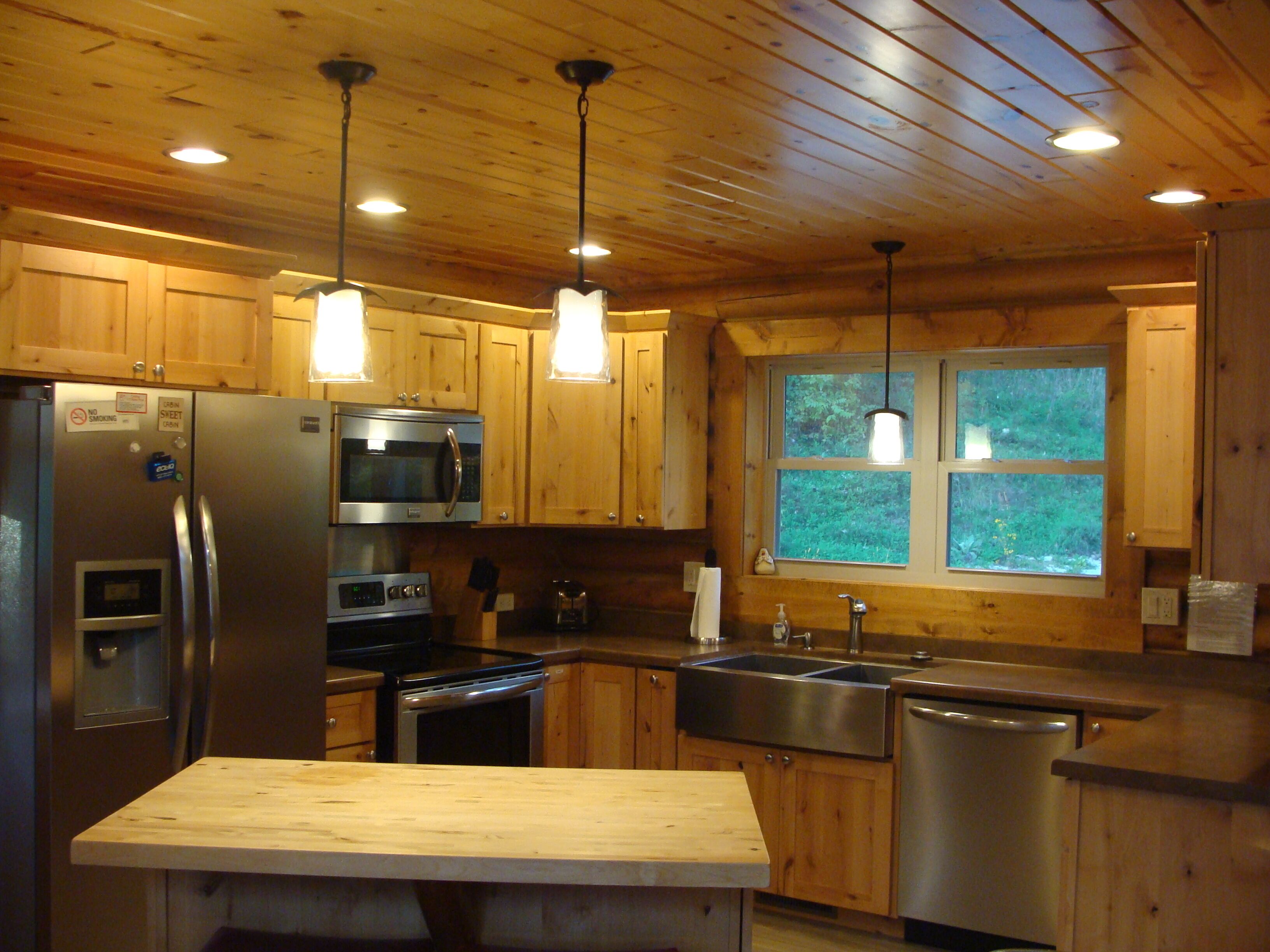 The Lodge - Custom Cabin Nestled in the Woods close to Decorah