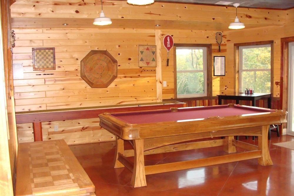 The Lodge - Custom Cabin Nestled in the Woods close to Decorah