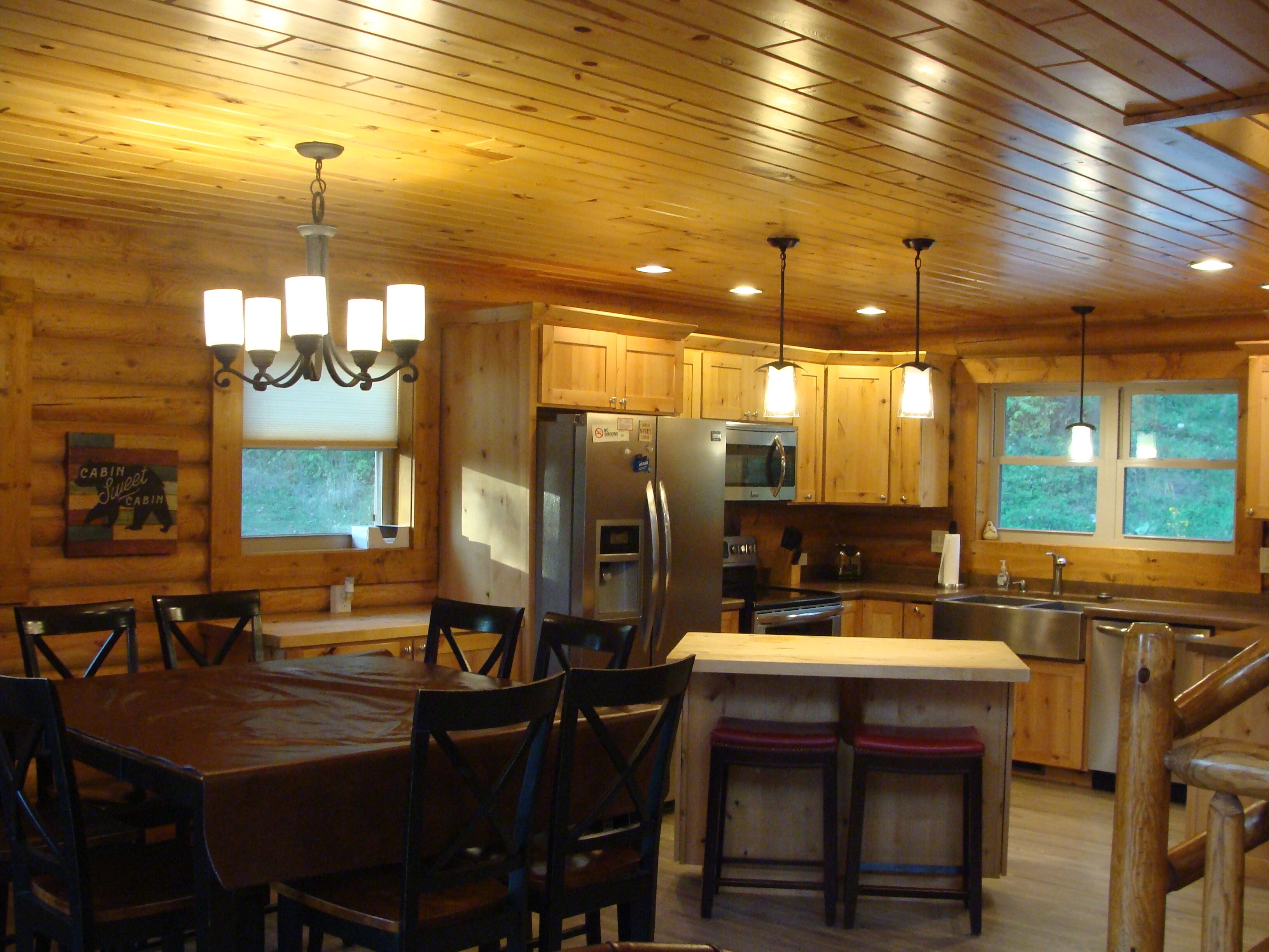The Lodge - Custom Cabin Nestled in the Woods close to Decorah