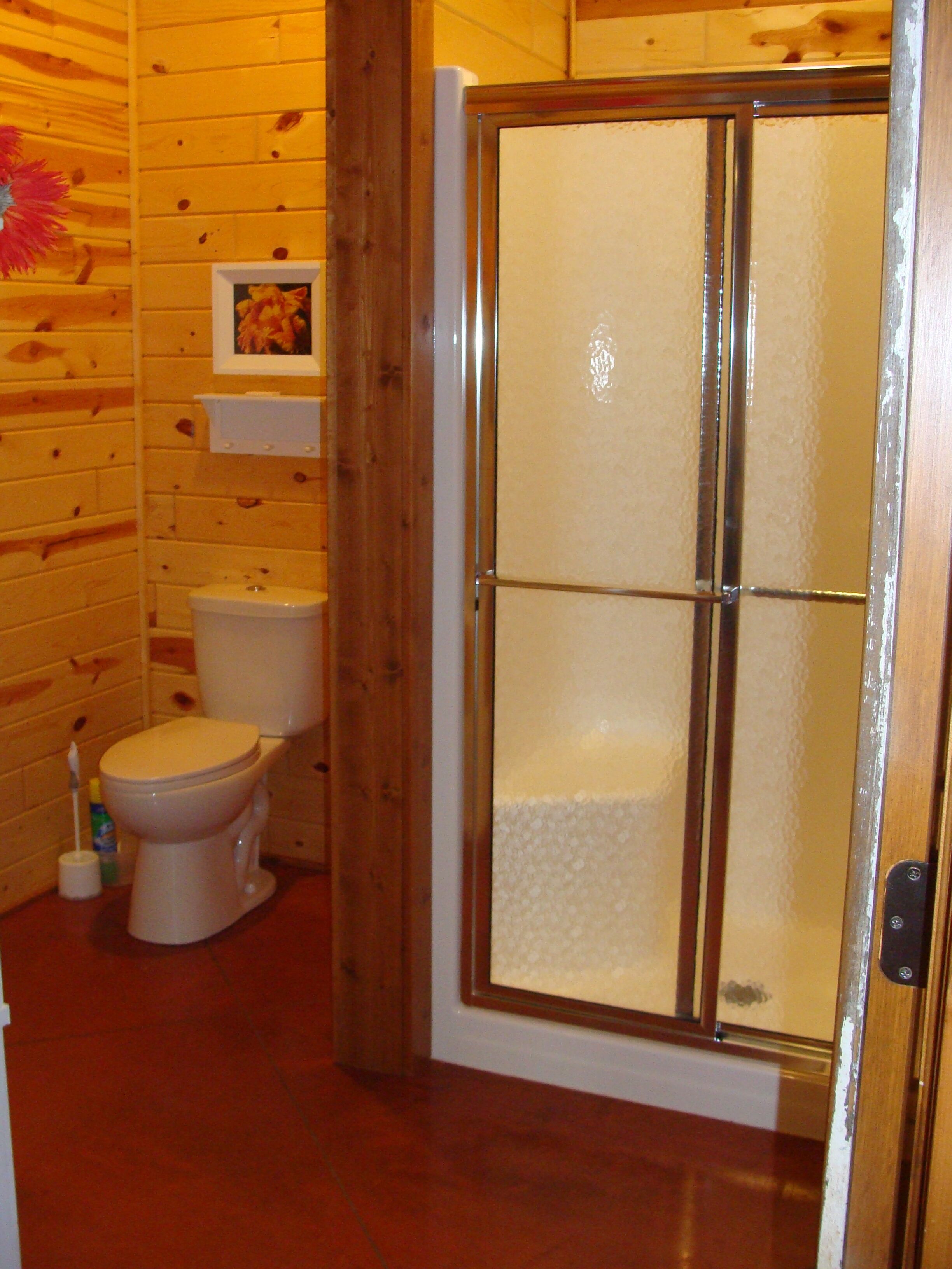 The Lodge - Custom Cabin Nestled in the Woods close to Decorah