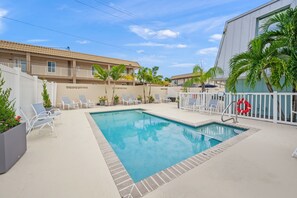 Een buitenzwembad en een verwarmd zwembad