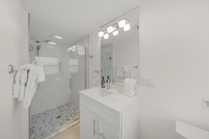 Dusche, Haartrockner, Handtücher, Seife