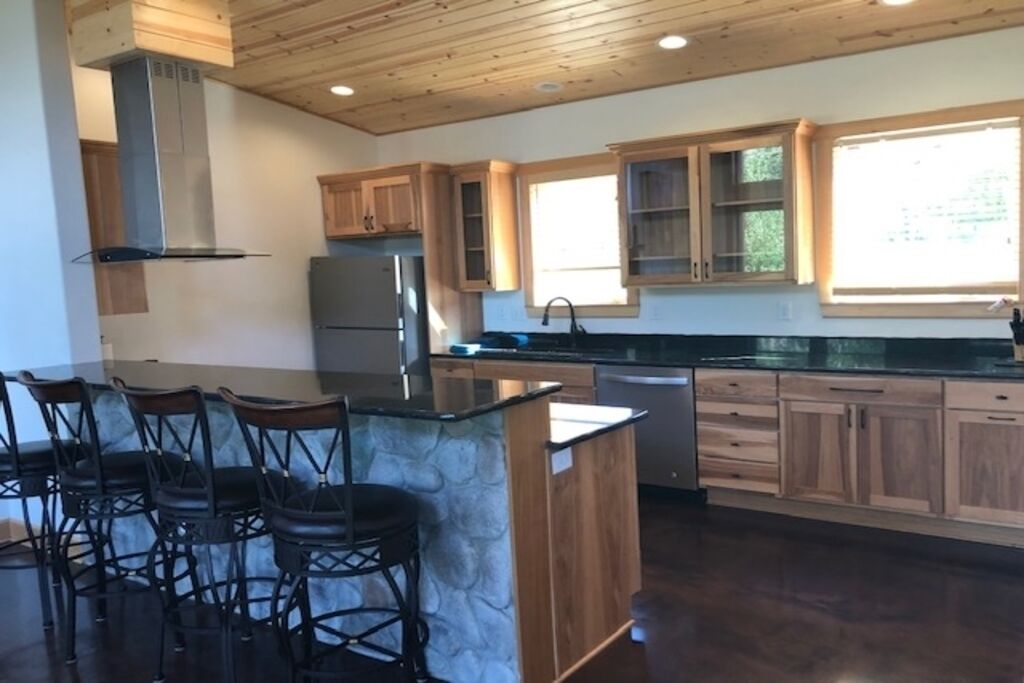 Beach House On The River, Leavenworth, Privately owned Beach, Hot Tub, BBQ.