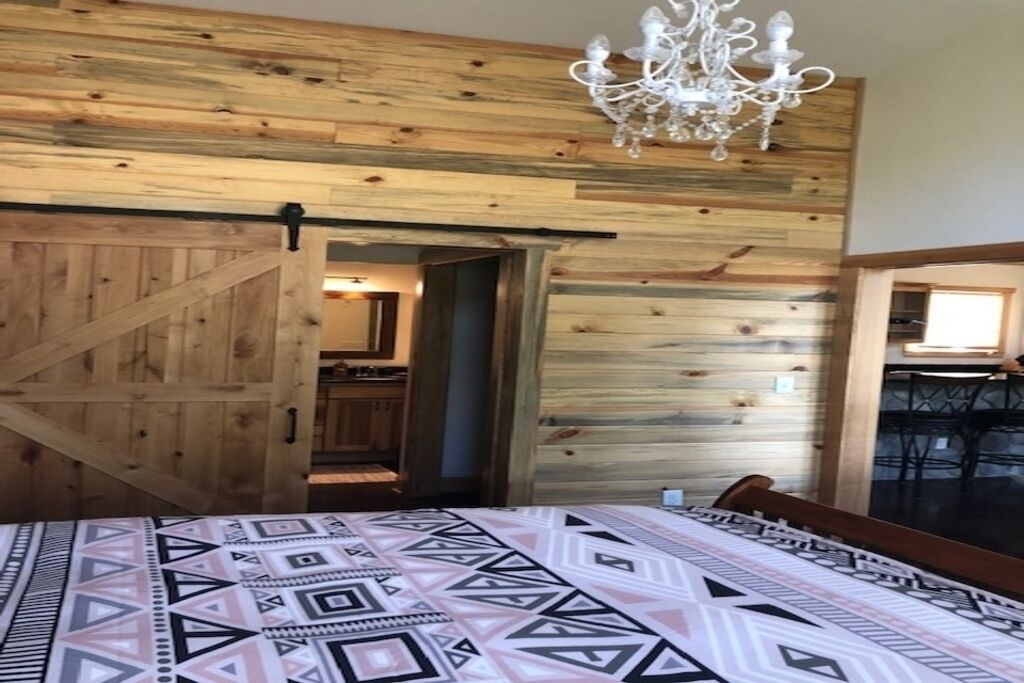 Beach House On The River, Leavenworth, Privately owned Beach, Hot Tub, BBQ.