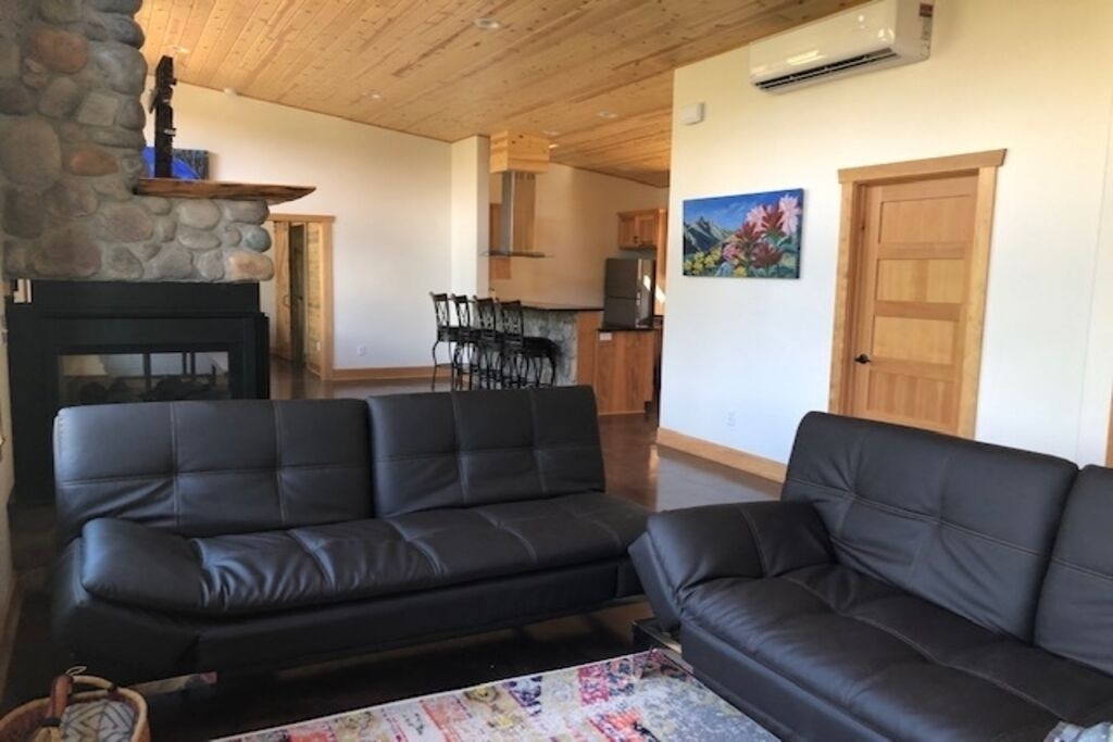 Beach House On The River, Leavenworth, Privately owned Beach, Hot Tub, BBQ.