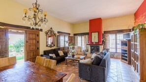 Una televisión, una chimenea