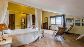 6 quartos, ferros/tábuas de passar roupa, berço de viagem, Wi-Fi