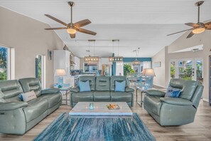 Smart TV - Ocean's Paradise is an exquisite 4-bedroom, 3-bathroom retreat nestled within the sought-after enclave of Sombrero Beach (Marathon)
