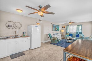 Smart TV - Ocean's Paradise is an exquisite 4-bedroom, 3-bathroom retreat nestled within the sought-after enclave of Sombrero Beach (Marathon)