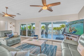 Smart TV - Ocean's Paradise is an exquisite 4-bedroom, 3-bathroom retreat nestled within the sought-after enclave of Sombrero Beach (Marathon)