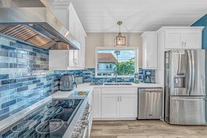 Fridge, microwave, oven, stovetop - Ocean's Paradise is an exquisite 4-bedroom, 3-bathroom retreat nestled within the sought-after enclave of Sombrero Beach (Marathon)