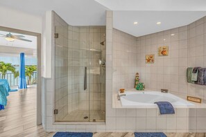 Bathtub, hair dryer, towels, soap - Ocean's Paradise is an exquisite 4-bedroom, 3-bathroom retreat nestled within the sought-after enclave of Sombrero Beach (Marathon)