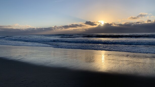 A beach with waves and a sunset. - Island getaway near farmland, a bird sanctuary, nature walks, & close  to beach (Comerong Island)