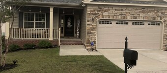 Spacious cozy space 5 minutes away from Sandhills