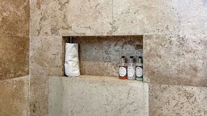 Douche, articles de toilette gratuits, sèche-cheveux