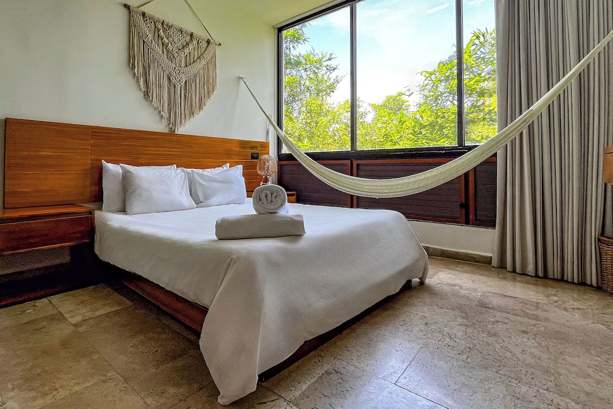 Rom – standard (Deluxe Room) | Safe på rommet, strykejern/-brett og sengetøy