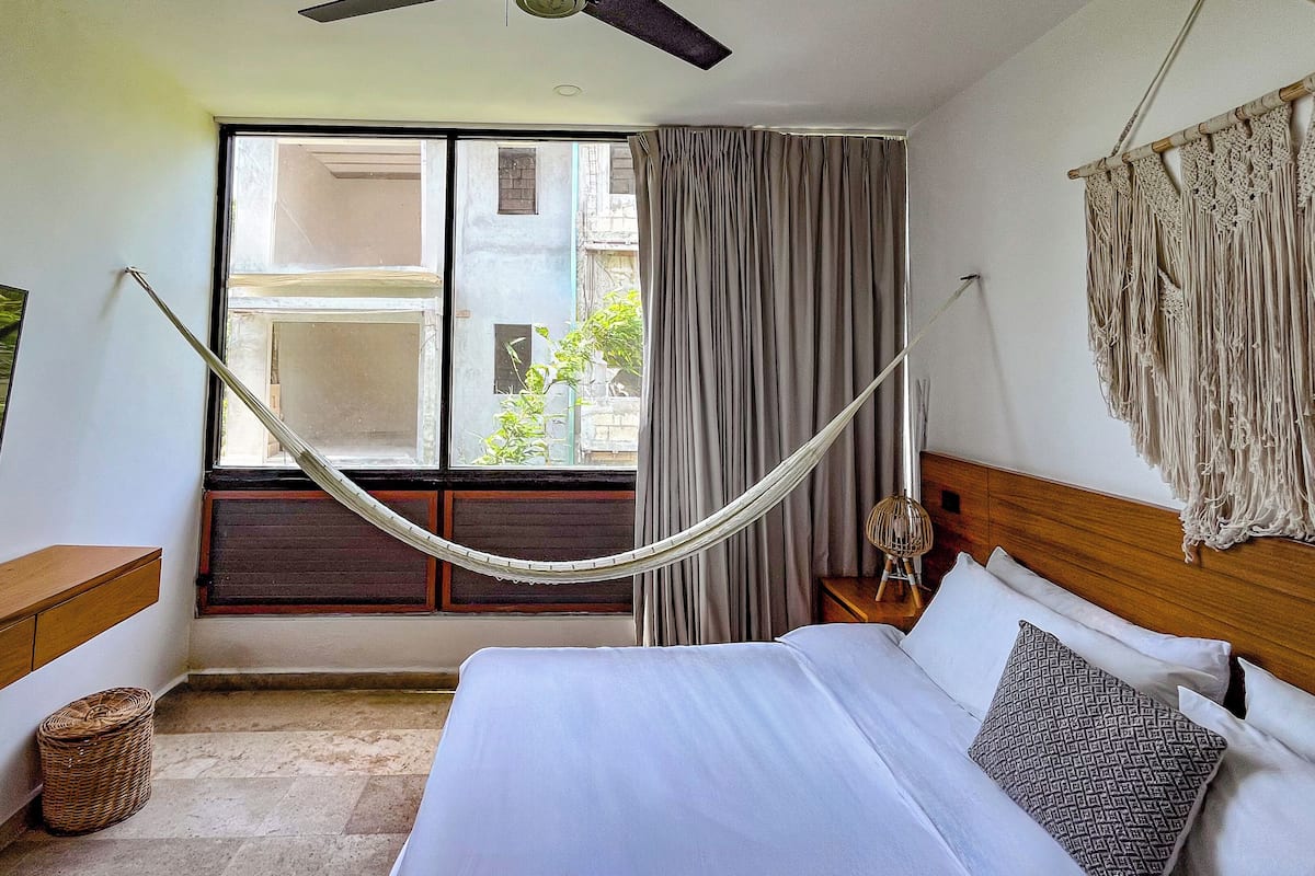 3 bedrooms, in-room safe, iron/ironing board, bed sheets