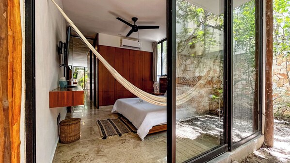 Safe på rommet, strykejern/-brett og sengetøy