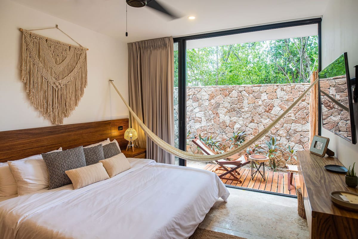 3 bedrooms, in-room safe, iron/ironing board, bed sheets
