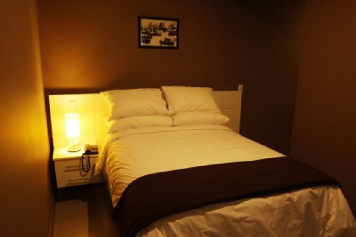 Down duvets, iron/ironing board, free WiFi, bed sheets