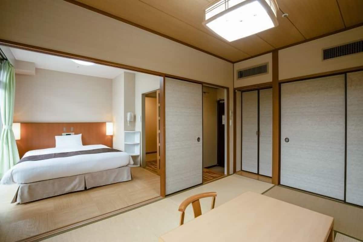 Caja de seguridad en la habitación y ropa de cama