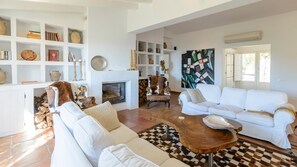 Een televisie, een open haard, een dvd-speler en een stereo