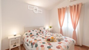 4 عدّة غرف نوم ومكواة/لوح كي وسرير سفر وواي فاي