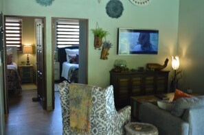 2 chambres, coffres-forts dans les chambres, fer et planche à repasser