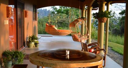 ¡Comodidad estadounidense / estilo costarricense! Casa de lujo en la jungla con vista al mar!