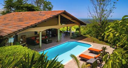 Confort américain / style costaricain! Maison de luxe dans la jungle avec vue sur l'océan!