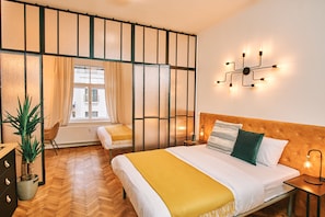 City-Vierbettzimmer | Hochwertige Bettwaren, Zimmersafe, Schreibtisch