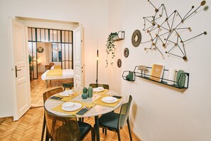 Familienapartment | Essbereich im Zimmer