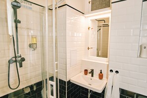 Familienapartment | Dusche im Bad