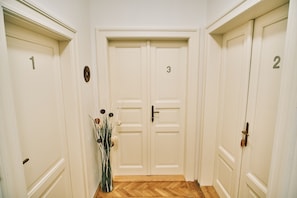 Hallway - CAMŌ ROOMS - Boutique Aparthotel (Prague)