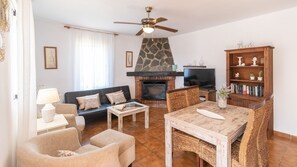 تلفزيون، مدفأة، مشغل دي في دي