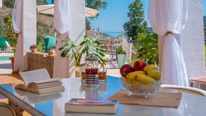 تناول الطعام بالخارج