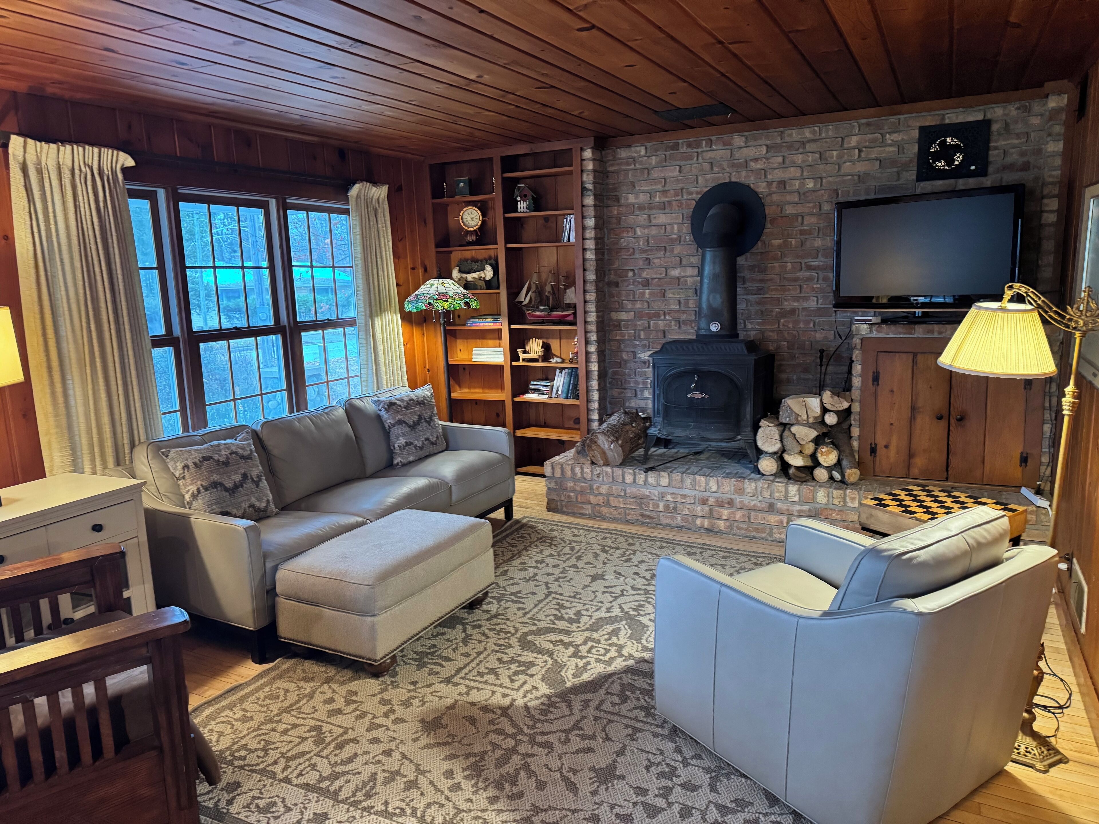 Fernseher, DVD-Player, Bücher, Videothek