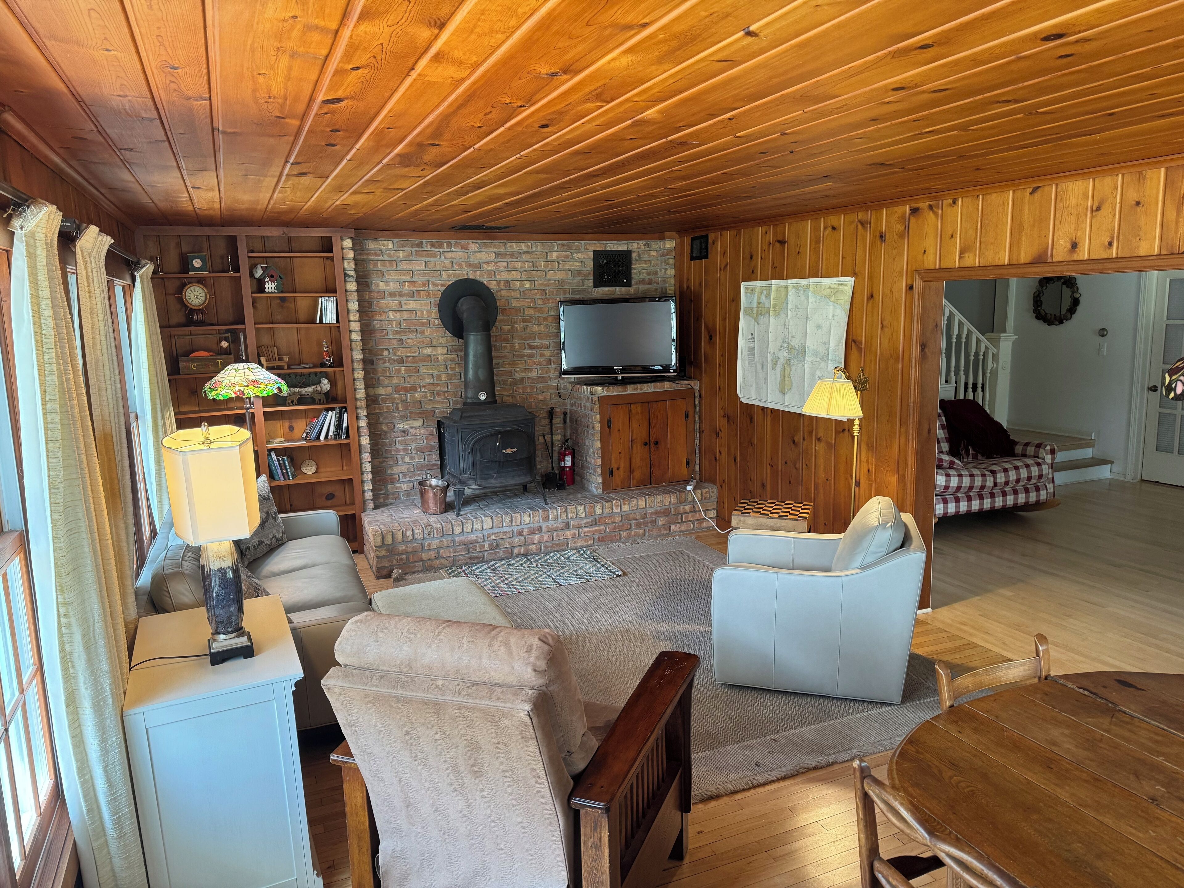 Fernseher, DVD-Player, Bücher, Videothek