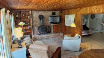 Fernseher, DVD-Player, Bücher, Videothek