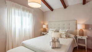 2 عدّة غرف نوم وسرير سفر وواي فاي