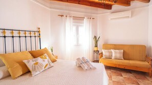 3 bedrooms, iron/ironing board, travel cot, WiFi - La Noria de Iznate by Ruralidays (Málaga)
