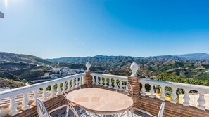Outdoor dining - La Noria de Iznate by Ruralidays (Málaga)