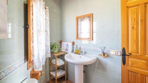 Bathtub, hair dryer, towels - La Noria de Iznate by Ruralidays (Málaga)