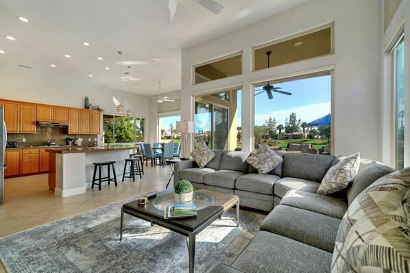 TV connectée, cheminée, chaîne hi-fi