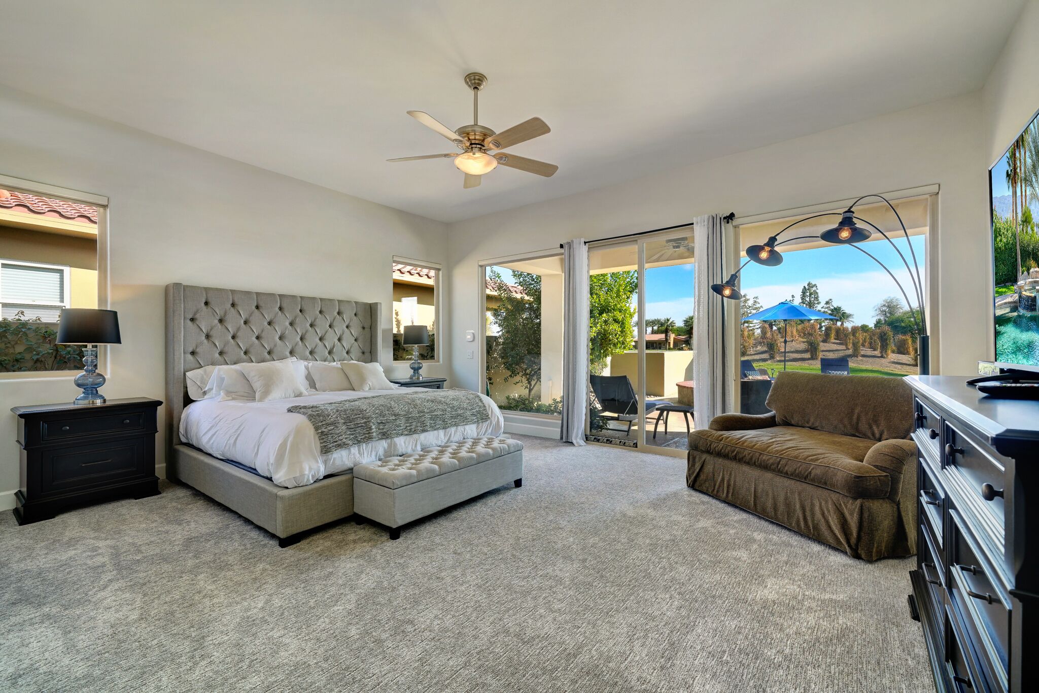 4 quartos, ferros/tábuas de passar roupa, berço de viagem