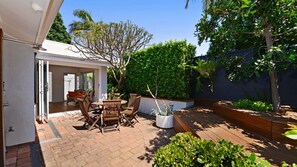 Outdoor dining - Billie's Beach House - Plus a View! (COPACABANA)