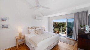 4 bedrooms, iron/ironing board, Internet - Billie's Beach House - Plus a View! (COPACABANA)