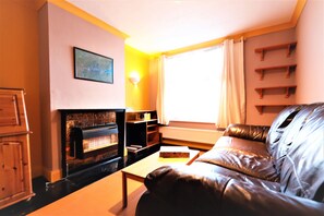 Flat-screen TV - 1 Bedroom Apartment (Barking)