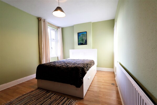 Classic Room | 1 bedroom, desk, laptop workspace, free WiFi - 1 Bedroom Apartment (Barking)